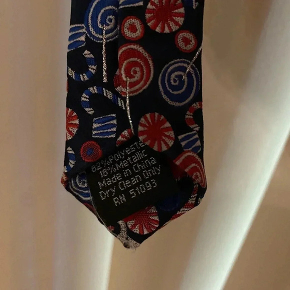 Hallmark Holiday Traditions Christmas Candy cane & Peppermint Tie Excellent Cond - Picture 3 of 4